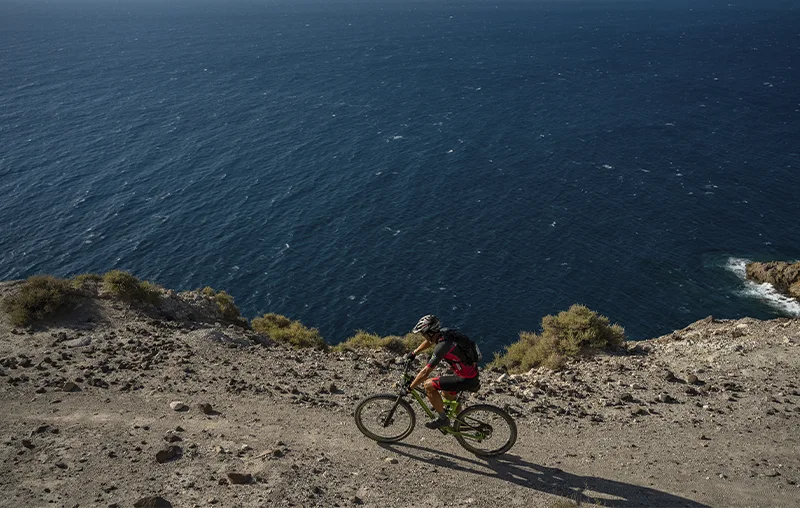Más de 400 ‘bikers’ superan la Škoda Titan Desert Almería con el impulso de UNIVERSAE