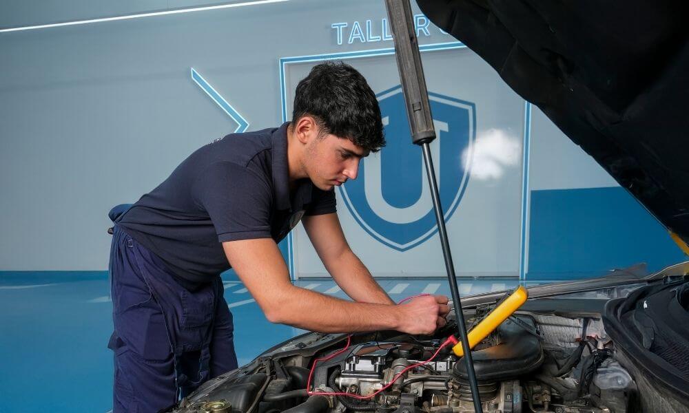 alumno del grado de automoción en un taller de Universae
