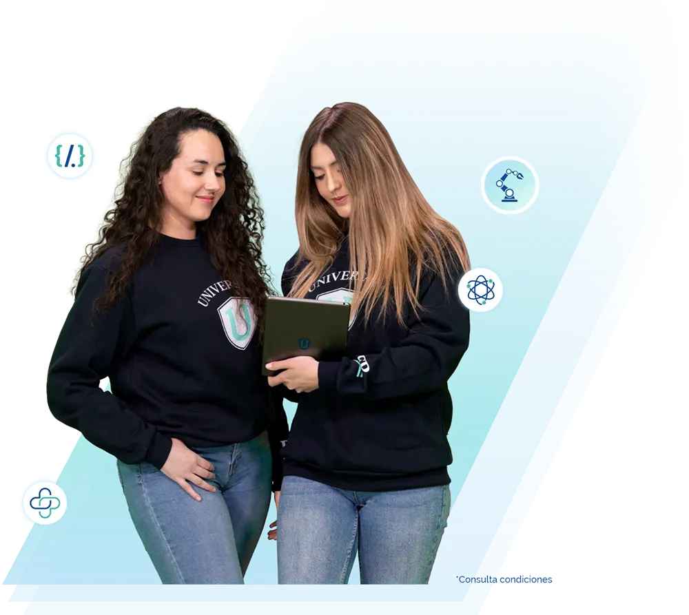 Dos chicas con sudaderas de UNIVERSAE miran en una tablet la oferta formativa de UNIVERSAE
