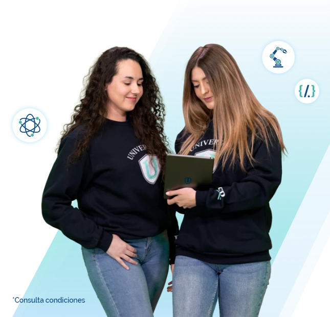 Dos chicas con sudaderas de UNIVERSAE miran en una tablet la oferta formativa de UNIVERSAE