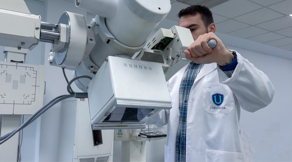 alumno haciendo prácticas en Universae