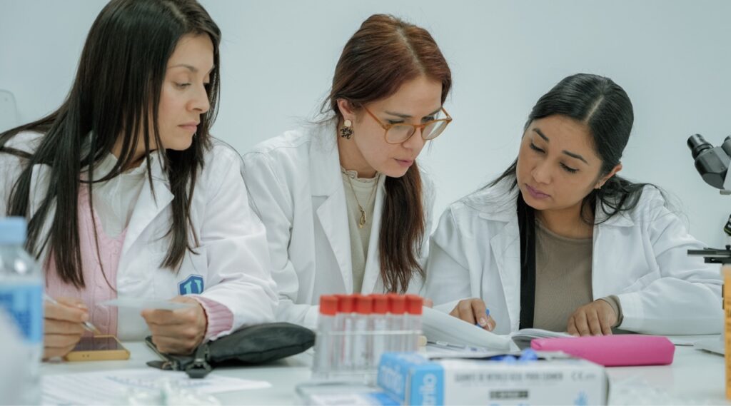 alumnas de anatomía patológica en Universae