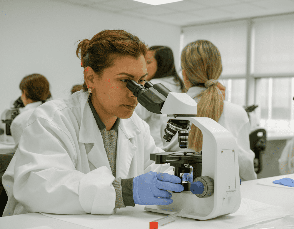 ¿Qué estudiar para trabajar en un Laboratorio? Guía de títulos y salidas