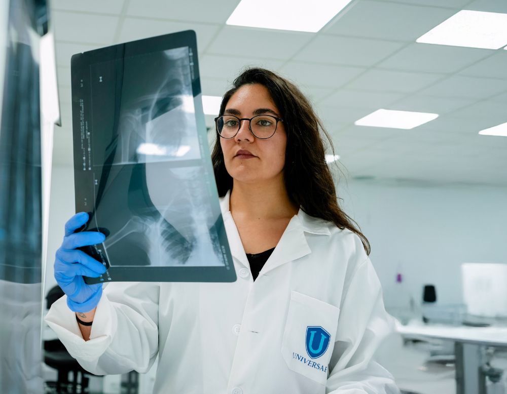 Trabajar en sanidad sin estudiar una carrera: qué formación necesitas y cuáles son tus opciones reales
