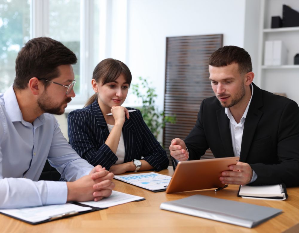 ¿Cómo ser Asesor Financiero? Guía completa de estudios, certificaciones y requisitos
