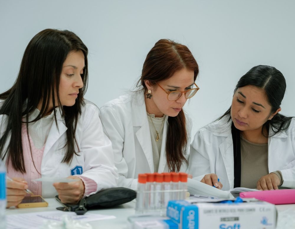 Profesionales sanitarios en demanda 2027: Oportunidades de empleo y salarios en España
